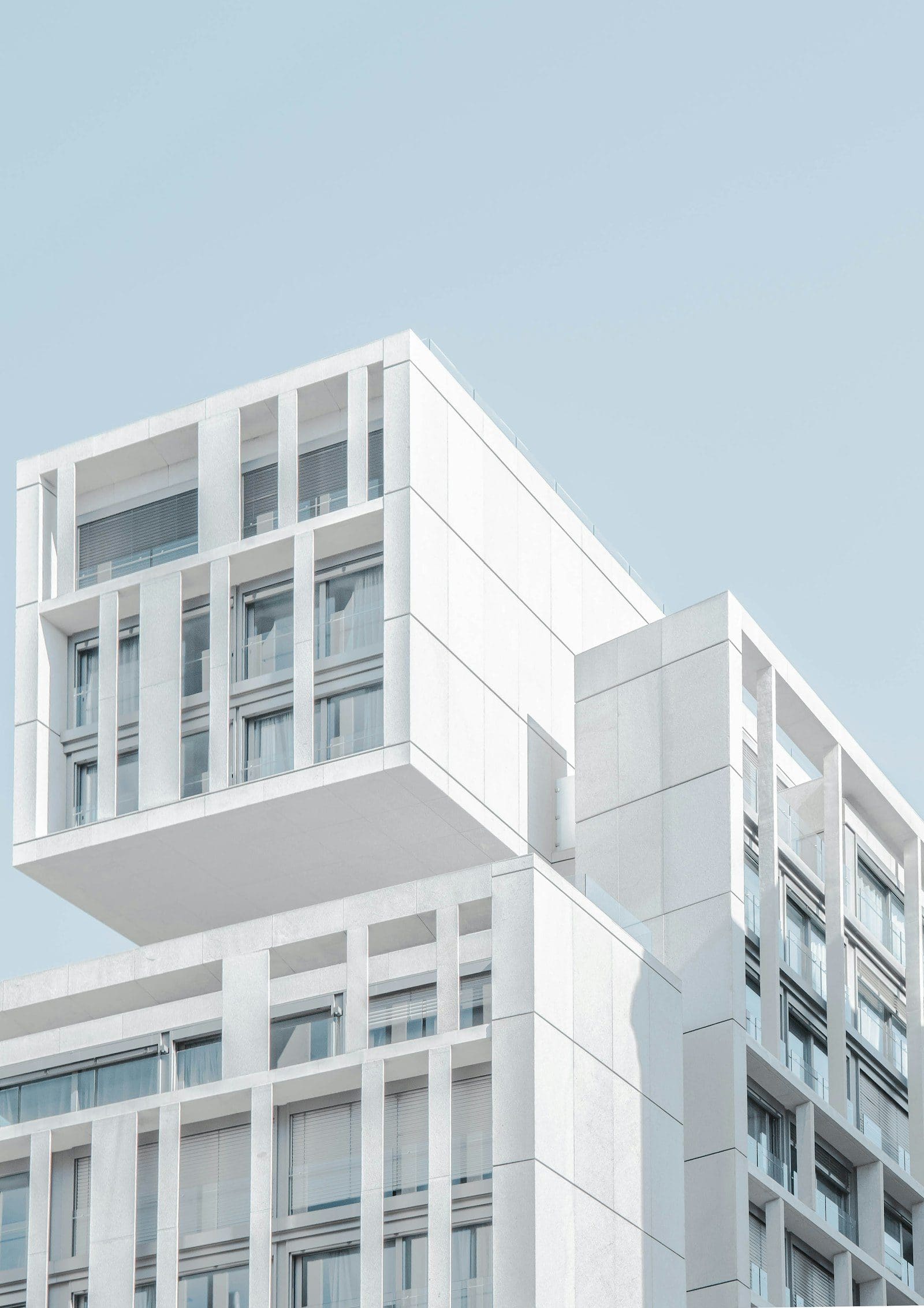 Arquitectura blanca y luminosa, líneas limpias contra cielo claro